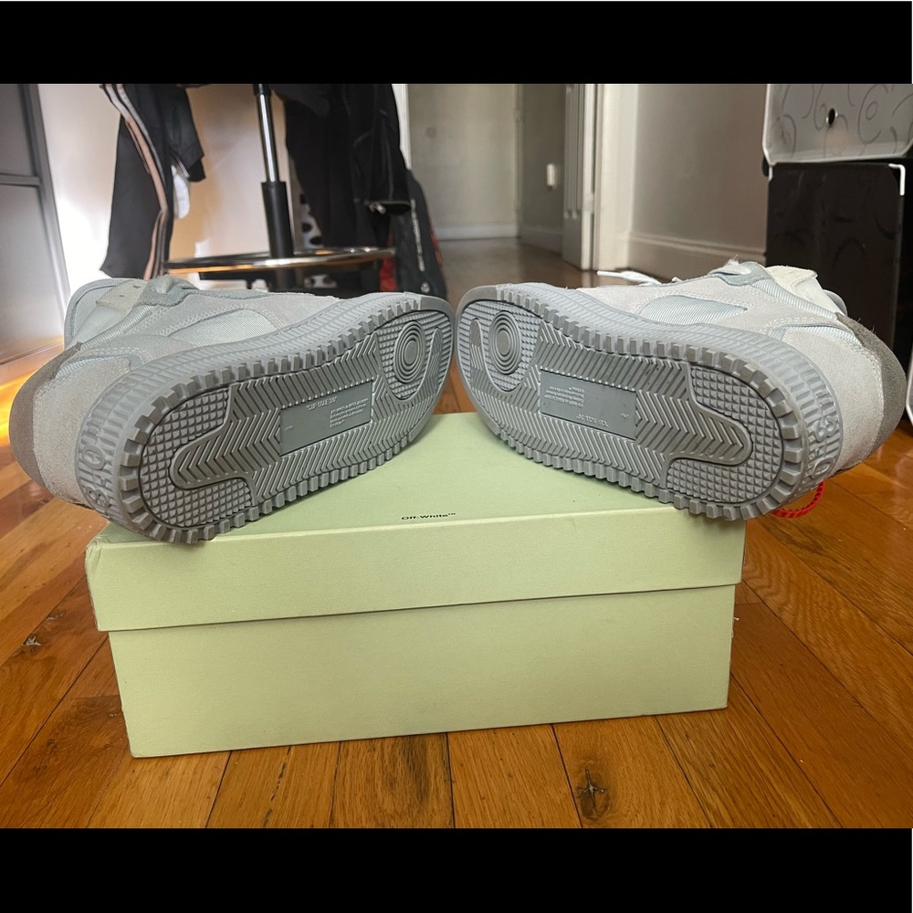 Off White Sneaker - image 3